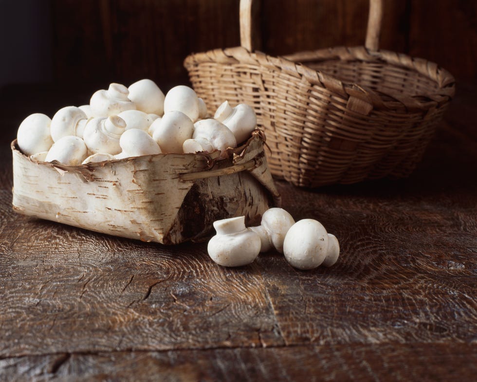 https://hips.hearstapps.com/hmg-prod/images/mushrooms-in-vintage-wooden-basket-royalty-free-image-1657543502.jpg?resize=980:*