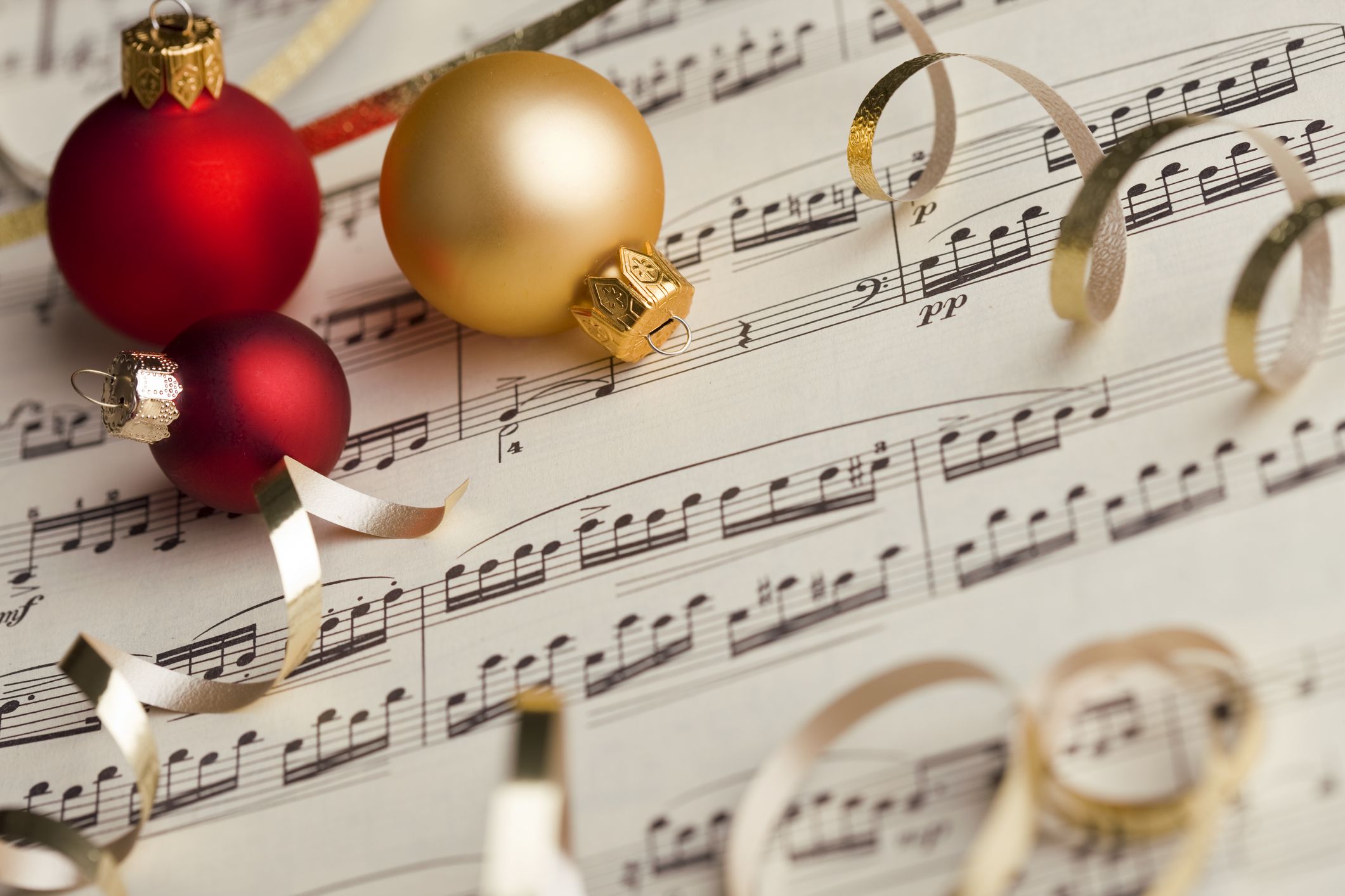 Trong không khí rộn ràng của mùa Giáng sinh, hãy cùng nhau nghe những bài hát cổ điển vẫn giữ được vị ngọt ngào suốt nhiều năm qua. Hãy xem danh sách những bài hát và cùng nhau thưởng thức không khí lễ hội đầy ấm áp và trìu mến này nhé!