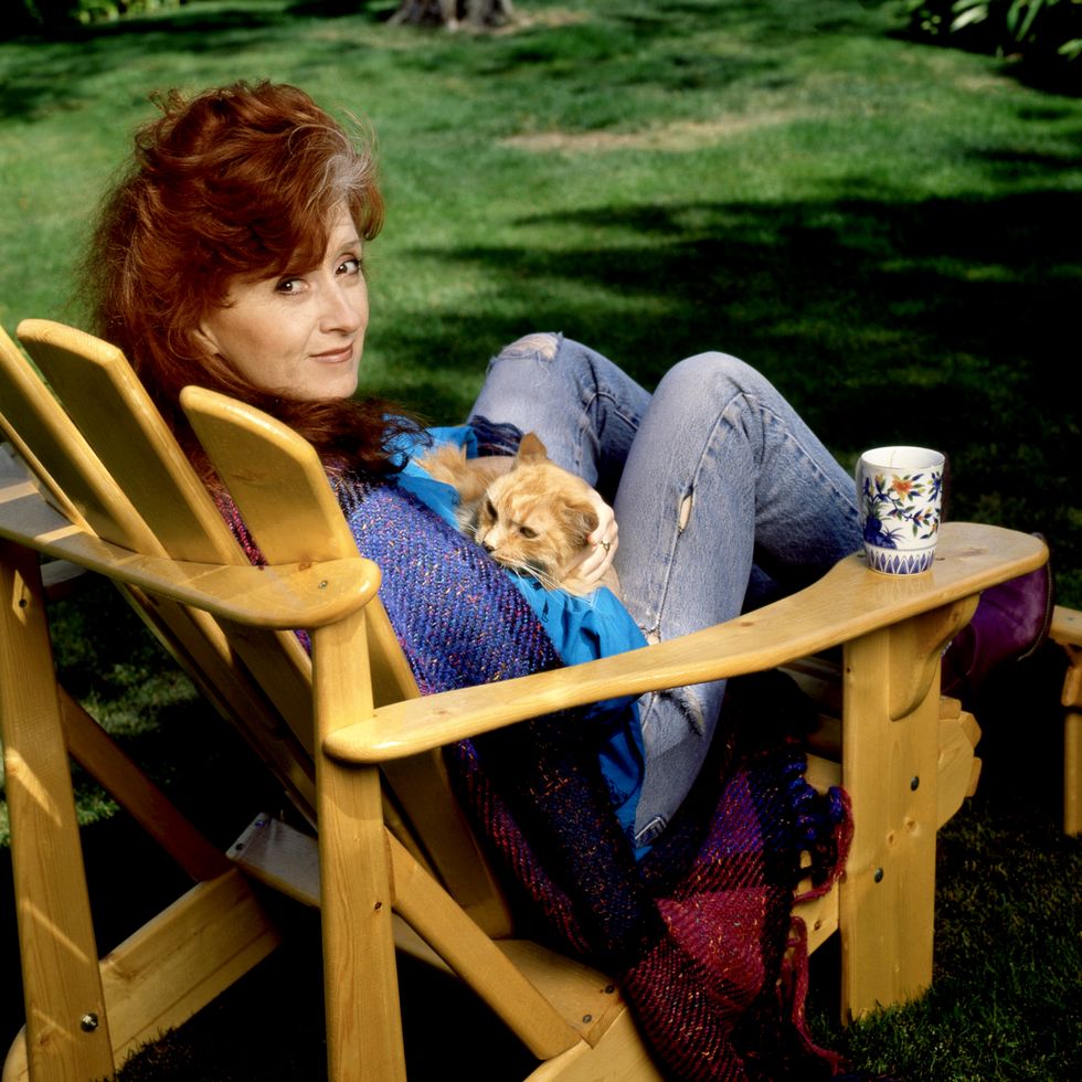 musician and grammy winner bonnie raitt poses for a portrait sitting in a chair with her cat in los angeles, california, october 1979. (photo by bonnie schiffman/getty images)