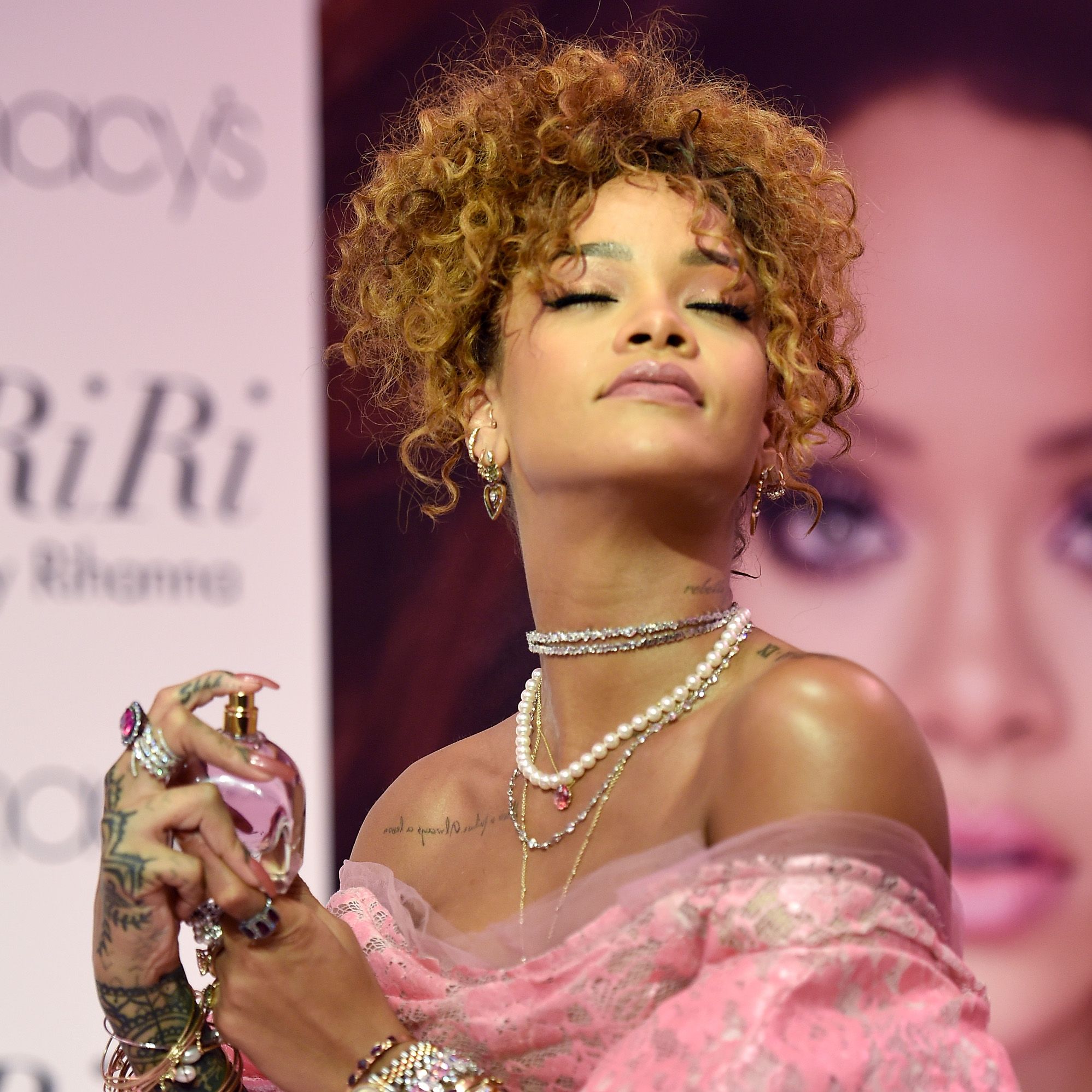 Rihanna shares what she thinks falling in love smells like – WARM 106.9