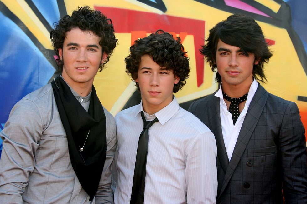 the jonas brothers pose together