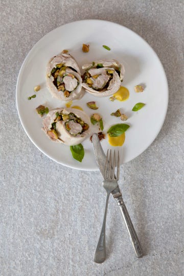 Muslos de pollo rellenos de pistacho y albahaca