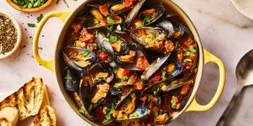 mussels in a pot with tomatoes and garlic