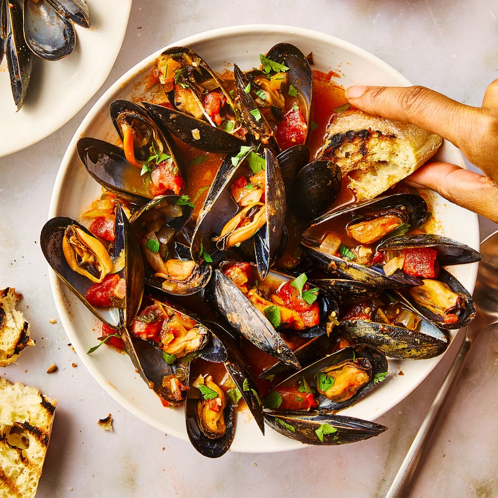 mussels in a pot with tomatoes and garlic