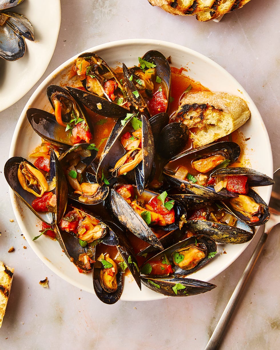 mussels in a pot with tomatoes and garlic