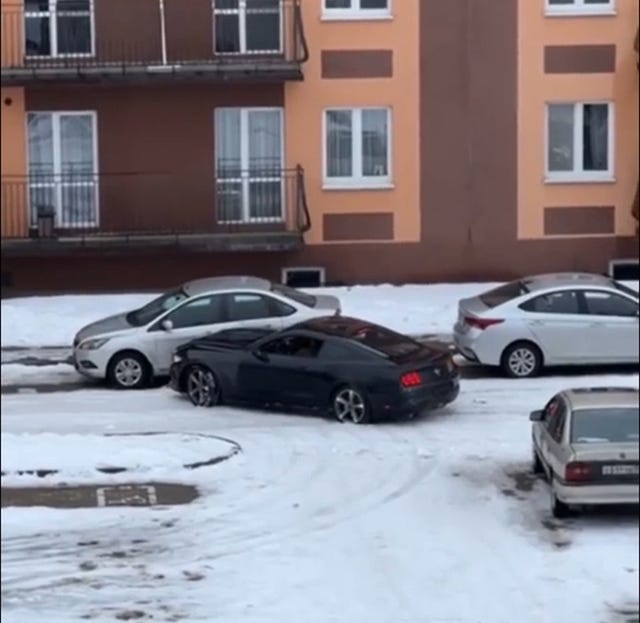 Ford Mustang Driver in Russia Smashes Up Cars, Stopped by Snowballs