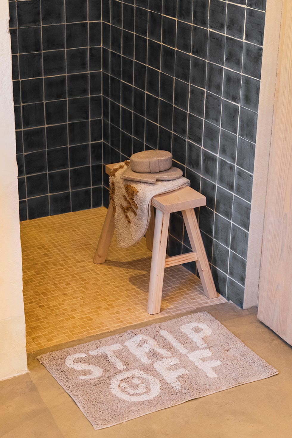 ducha con taburete y alfombrilla, de muy mucho