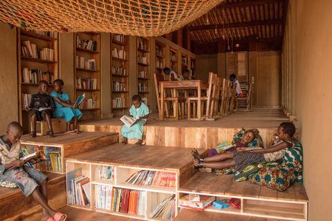 De eerste bibliotheek in de stad Muyinga in Burundi werd door buurtbewoners opgetrokken uit plaatselijk gewonnen blokken leem kleitegels en eucalyptusbalken Openslaande ramen bieden uitzicht op Burundis Milles Collines Duizend Heuvels en in de kinderleeszaal hangt tussen de eerste verdieping en de begane grond een brede hangmat van sisaltouw