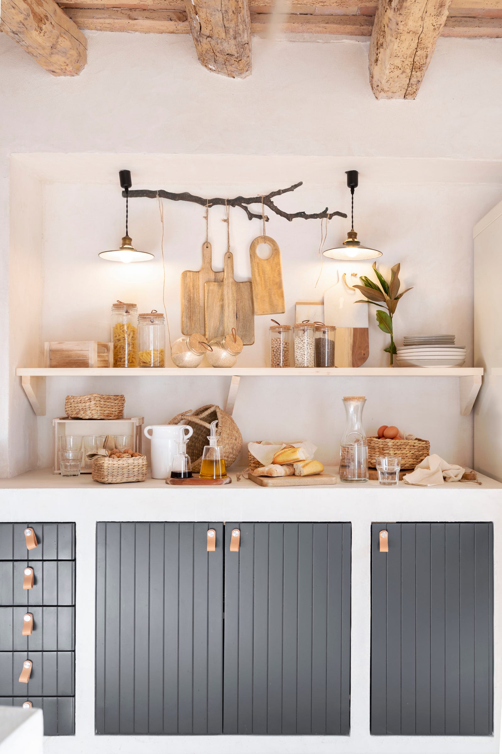 ideas diy cómo decorar con ramas del campo colgador tablas cortar, de muy mucho