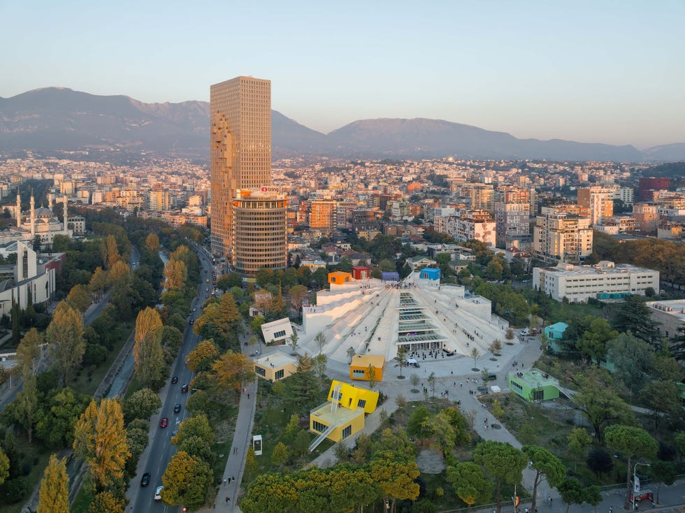 de volledig gerenoveerde piramide van tirana in albanie werd ooit gebouwd ter ere van dictator enver hoxha maar is inmiddels een populaire hotspot voor instagrammers