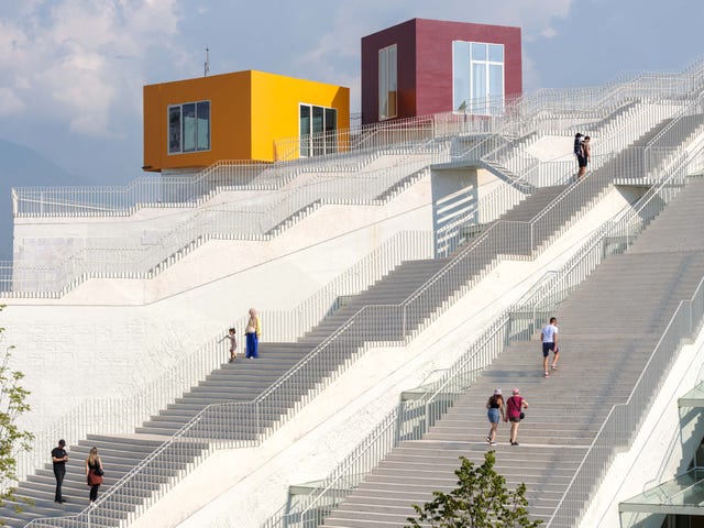 de gerenoveerde piramide van tirana in albanie