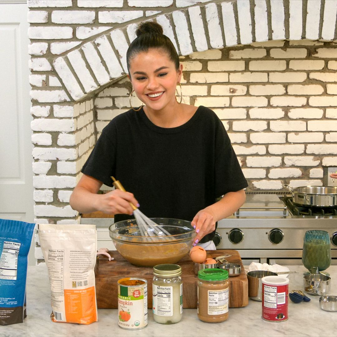 How effective are the knives used by Selena Gomez in her cooking