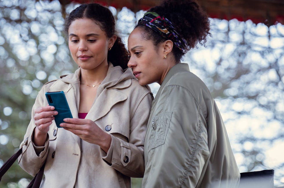 jessica plummer as stacey, rosalind elezar as kat donovan in missing you