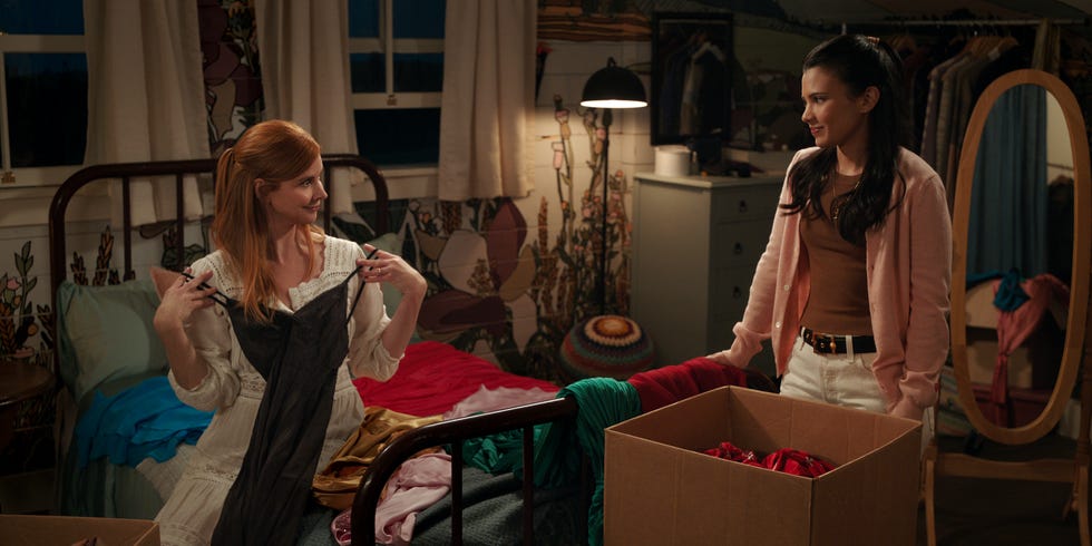 Minha vida com os Walter Boys. (da esquerda para a direita) Sarah Rafferty como Katherine, Nikki Rodriguez como Jackie no episódio 203 de Minha vida com os Walter Boys. Cr. cortesia da Netflix © 2025