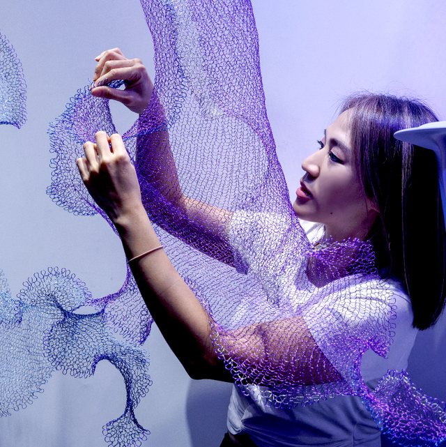 藝術家洪郁雯將傳統編織幻化為繽紛雕塑！個展《untamed 初始狀態》以彩漆金屬銅線織交織出無限可能！