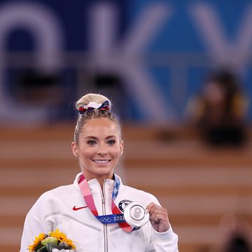 mykayla skinner holding her medal