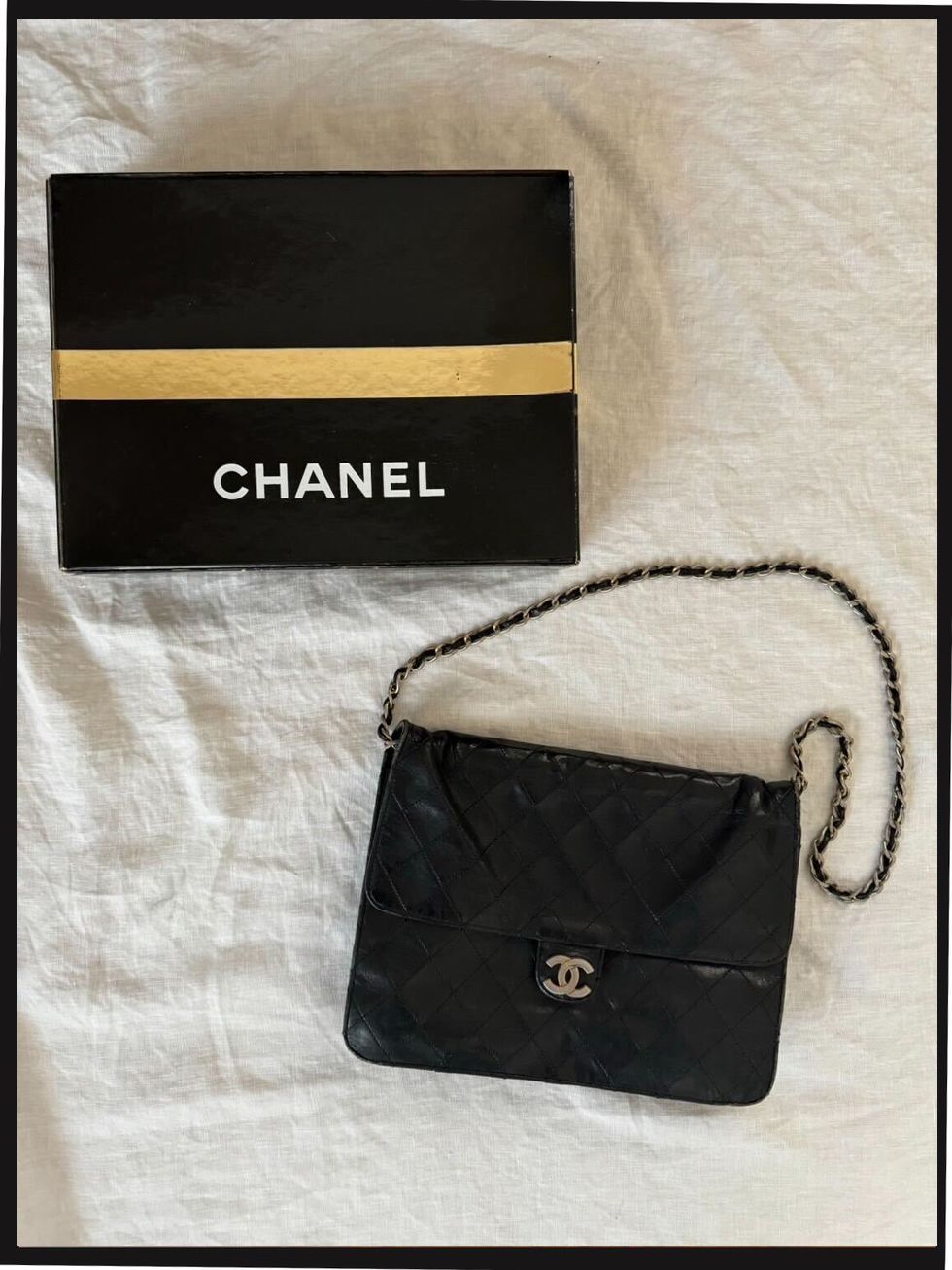 a black bag and a black purse