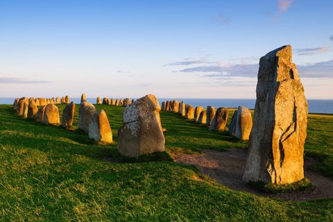 Ales Stenar De oorsprong van dit megalithische monument inZwedenis nog altijd een raadsel De 59 Stenen van Ale werden zon 1400 jaar geleden in de voege IJzertijd in de glooiende heuvels van sterlen aan de Oostzeekust opgericht en vormen de omtrek van een schip