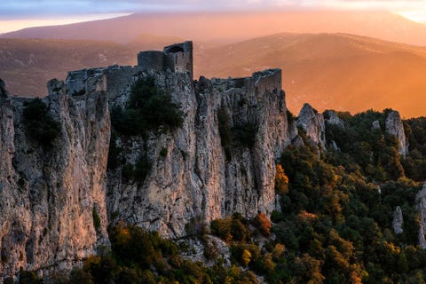 KASTEEL VAN PEYREPERTUSEHoog op een rots van kalksteen in de Franse Pyreneen stelde het Kasteel van Peyrepertuse de Katharen in staat om de bergpassen in de omgeving te controleren en signalen in zuidelijke richting te sturen naar het Chteau de Quribus In het dertiendeeeuwse monument wordt elke zomer een festival voor hedendaagse kunst en muziek gehouden