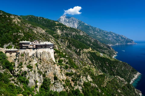 Mount Athos DE BERG ATHOSAls het belangrijkste centrum van de GriekseOrthodoxe kerk sinds de tiende eeuw bestaat Athos uit een netwerk van twintig kloosters waar tweeduizend monniken hun leven wijden aan het gebed Elke dag krijgt slechts een beperkt aantal bezoekers honderd orthodoxe en tien nietorthodoxe mannen toegang tot deze autonome gemeente in het noordoosten van Griekenland In dit Werelderfgoed worden een groot aantal zeldzame historische manuscripten heilige relieken frescos en mozaeken beschermd