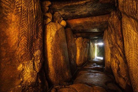 GALERIJGRAF VAN GAVRINISOp het onbewoonde Franse eilandje Gavrinis in de Golf van Morbihan ligt een van de meest indrukwekkende neolithische monumenten van Bretagne een langgerekte grafkamer waarvan de binnenwanden zijn bedekt met raadselachtige petrogliefen Het eiland is per boot vanuit LarmorBaden te bereiken en kan alleen met een gids worden bezichtigd