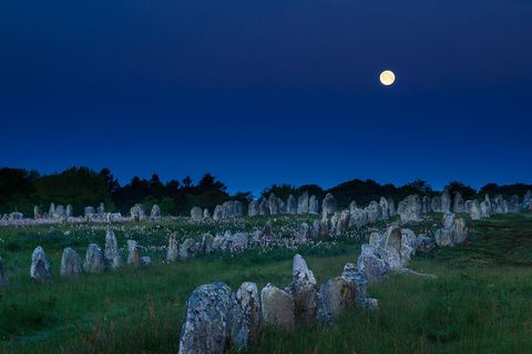 MEGALIETEN VAN CARNACAan de kust van Bretagne bevinden zich in de gemeente Carnac meer dan drieduizend rechtopstaande stenen uit het neolithicum Het dichtste cluster omvat ruim 2800 stenen die zich zover het oog reikt in rijen uitstrekken Tezamen vormen ze het grootste megalithische monument ter wereld