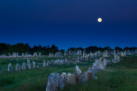 Carnac Stones MEGALIETEN VAN CARNACAan de kust van Bretagne bevinden zich in de gemeente Carnac meer dan drieduizend rechtopstaande stenen uit het neolithicum Het dichtste cluster omvat ruim 2800 stenen die zich zover het oog reikt in rijen uitstrekken Tezamen vormen ze het grootste megalithische monument ter wereld