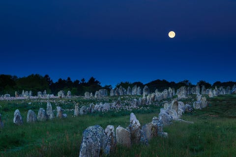 Megalieten van Carnac Aan de Bretonse kust zijn in de kleine gemeente Carnac meer dan drieduizend staande menhirs uit het Neolithicum te vinden die tezamen het grootste megalithische complex ter wereld vormen De dichtste cluster van menhirs die van Le Menec bestaat uit elf rijen van in totaal 2800 stenen waaraan geen einde lijkt te komen Bezoekers moeten een gezondheidspas overleggen om de grafheuvels te kunnen bezichtigen en op de hele locatie een mondkapje dragen