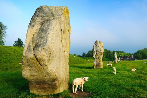 AVEBURYStonehenge mag dan de beroemdste prehistorische steencirkel van Engeland zijn maar Avebury  op maar veertig minuten rijden van Stonehenge  is de grootste ter wereld Deze henge uit het neolithicum bestaat uit 180 plaatselijk gedolven rechtopstaande stenen De stenen zijn gerangschikt in een grote buitenring en twee kleinere binnenringen die een gedeelte van het pittoreske dorp Avebury omsluiten
