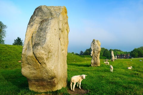 Avebury Stonehenge mag dan de beroemdste steencirkel van Engeland zijn maar Avebury op veertig minuten rijden kan bogen op de titel van grootste prehistorische steencirkel ter wereld Deze Neolithische megaliet die samen met Stonehenge een Werelderfgoed vormt omvat 180 plaatselijk gedolven stenen die een grote buitenring vormen en twee kleinere binnenringen die het pittoreske dorpje Avebury gedeeltelijk omringen