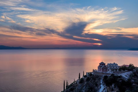 Skete Agia Anna Het in de zestiende eeuw gestichte klooster Agia Anna is de oudste en grootste skiti kloostergemeenschap op de Oros Athos Berg Athos in Griekenland Met zijn vijftig cellen en hutten wordt het klooster door zon 85 monniken bewoond Mannelijke pelgrims kunnen de plek bezoeken of er een dag verblijven om er te bidden en mediteren Reserveringen moeten van tevoren worden gedaan per telefoon