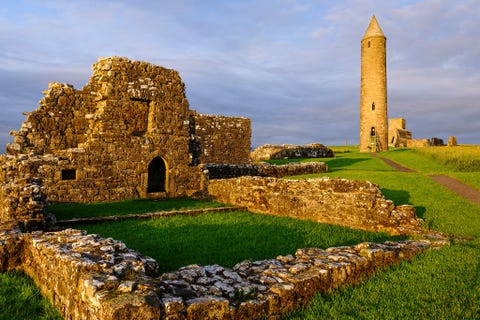 KLOOSTER DEVENISHHet eiland Devenish is de belangrijkste van de vele kerkgemeenschappen in Lough Erne  twee aaneengesloten meren in County Fermanagh in NoordIerland  en werd gesticht in de zesde eeuw na Chr In de negende eeuw werd het eilandje geplunderd door de Vikingen en in de twaalfde eeuw werd het klooster in brand gestoken waarna het in de middeleeuwen tot nieuwe bloei kwam als parochiekerk en priorij Na een kort tochtje met de boot kunnen bezoekers de runes van deze augustijner abdij met zijn fraaie steensculpturen verkennen en dan de dertig meter hoge ronde toren beklimmen om van een weids uitzicht te genieten