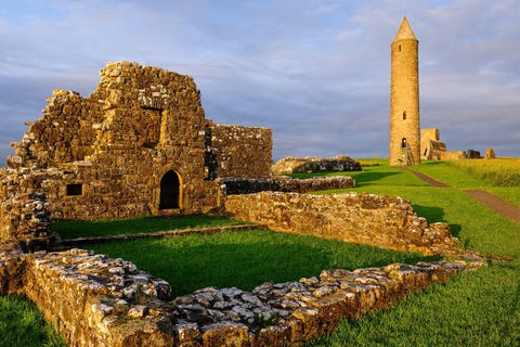 Het in de vierde eeuw na Chr gestichte klooster Devenish is het voornaamste bouwwerk nu een rune onder de vele kerkgebouwen op de eilandjes in het grote Lough Erne dat uit twee onderling verbonden meren in de NoordIerse County Fermanagh bestaat Sinds zijn stichting heeft het klooster Devenish een overval van de Vikingen en een grote brand overleefd waarna het in de Middeleeuwen een bloeitijd doormaakte als parochiekerk en priorij Bezoekers kunnen Devenish na een kort tochtje met de pontvanuit Point Trory bereiken en de runes van deze augustijner abdij met zijn fraaie steenhouwwerk bezichtigen Daarna kunnen ze ook de ruim dertig meter hoge ronde toren bestijgen om beloond te worden met een prachtig uitzicht over de omgeving