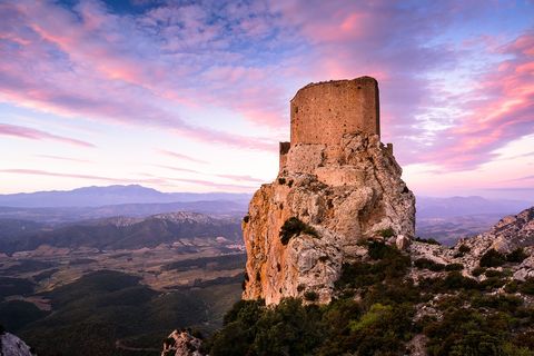 CHTEAU DE QURIBUSDit afgelegen kasteel in het zuiden van Frankrijk staat bekend als het laatste bastion van de Katharen  de ketterse christelijke sekte die in de twaalfde en dertiende eeuw in WestEuropa floreerde Bezoekers kunnen bijna tot aan de top van deze berg in de Pyreneen rijden en dan tien minuten wandelen naar de ingang van het kasteel