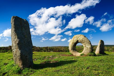 MNANTOLIn de taal van het Cornish staat MnanTol voor steen met gat Deze megaliet in Cornwall bestaat uit vier rechtopstaande stenen waarvan de staande ronde steen met een groot gat erin de opvallendste is Het gat van de donut uit de bronstijd heeft een doorsnede van ruim 120 meter Volgens sommigen diende de megaliet voor het bijhouden van de maanstand