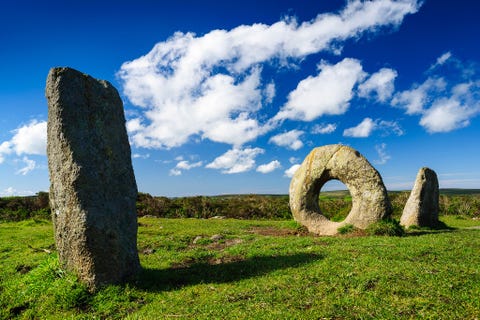 Men-an-Tol MNANTOLIn de taal van het Cornish staat MnanTol voor steen met gat Deze megaliet in Cornwall bestaat uit vier rechtopstaande stenen waarvan de staande ronde steen met een groot gat erin de opvallendste is Het gat van de donut uit de bronstijd heeft een doorsnede van ruim 120 meter Volgens sommigen diende de megaliet voor het bijhouden van de maanstand