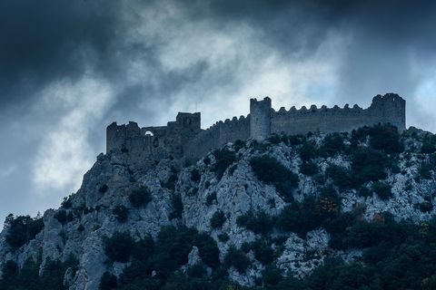Dit onlangs gerestaureerde kasteel op de Franse Mont Ardu dateert uit de tiende eeuw en kijkt uit over het naburige dorpje LapradellePuilaurens en het omringende woud van oude pijnbomen Het Chteau de Puilaurens is een van de best bewaard gebleven vestingen van de Katharen en speelde een belangrijke rol in de verdediging van de voormalige grens tussen het Franse koninkrijk en het Koninkrijk Aragon Enthousiaste wandelaars kunnen zich wagen aan de beklimming van 650 hoogtemeters naar het kasteel en ter plekke de natuurlijke bergvesting bewonderen Bezoekers boven de achttien moeten een gezondheidspas overleggen om het bouwwerk te bezichtigen