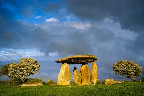 PENTRE IFANPentre Ifan is het bekendste megalithische monument van Wales en dateert uit 3500 v Chr De opmerkelijke dolmen bestaat uit een graftombe met een enorme deksteen die op drie rechtopstaande stenen balanceert