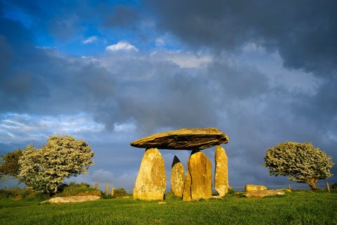 Pentre Ifan is het populairste en best bewaarde megalithische monument inWales en bestaat uit een opmerkelijke grafkamer met een vijf meter lange deksteen die op drie grote staande stenen rust Het hunebed dateert uit circa 3500 v Chr en de gebruikte stenen zijn afkomstig uit de naburige Preseli Hills dezelfde plek waar ook enkele van de grote stenen van Stonehenge 240 kilometer van Pentre Ifan werden gedolven