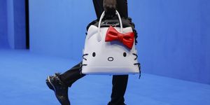 【巴黎時裝週】Balenciaga X Hello Kitty 包包超卡哇伊！還有5個你沒發現的超狂細節