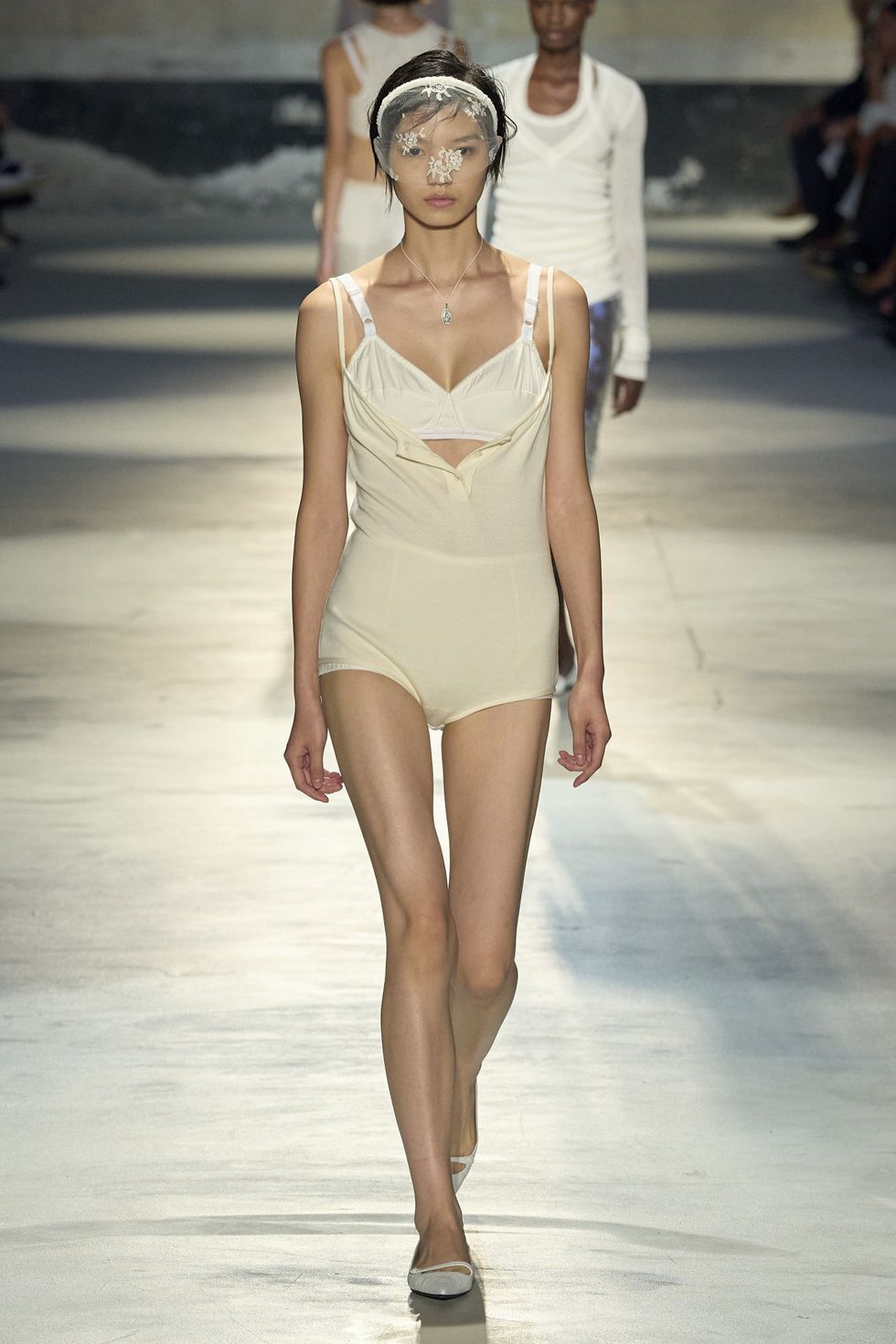 la lingerie a vista è tendenza moda primavera estate 2024