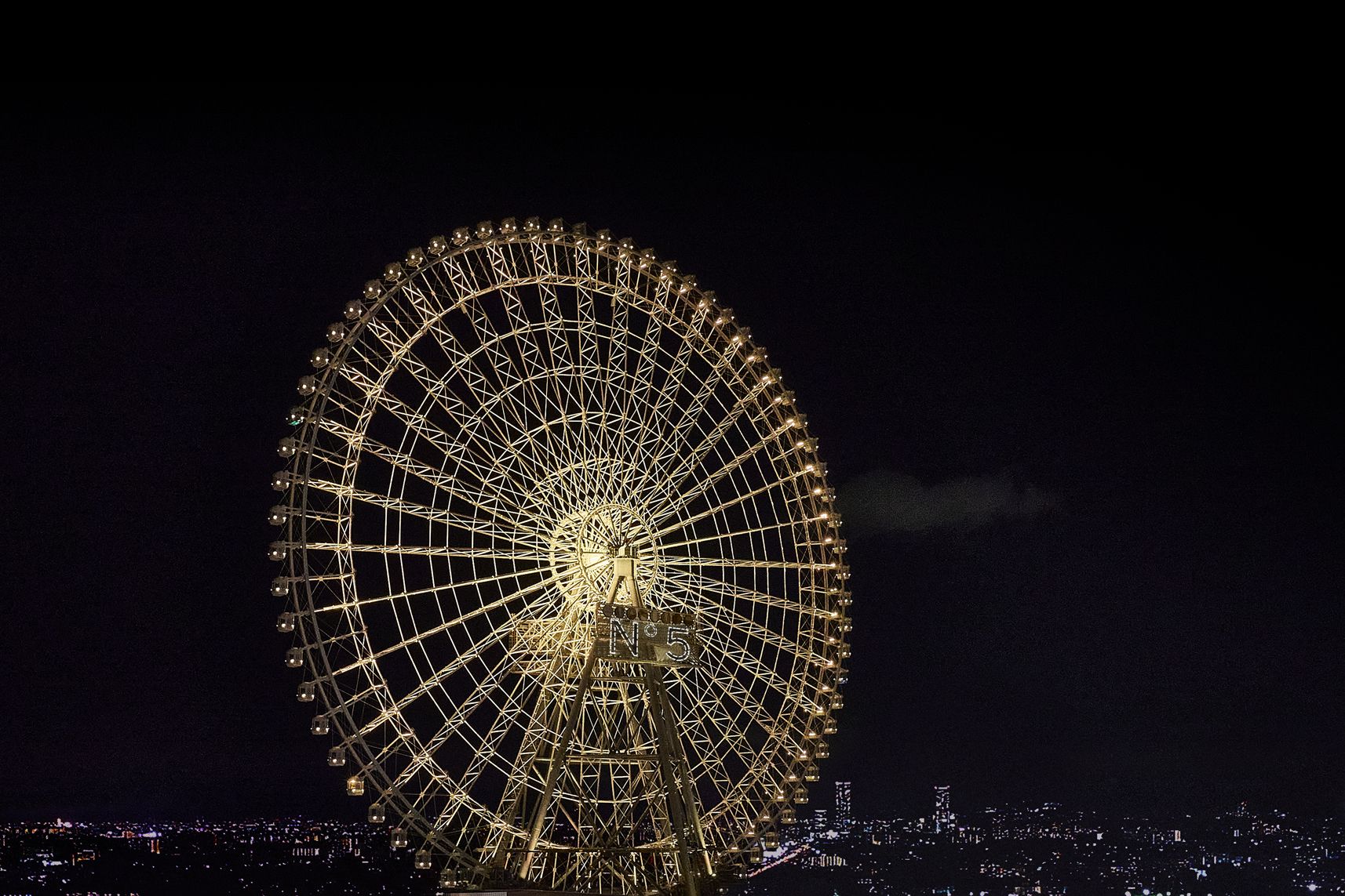 N゜5仕様のOSAKA WHEELで秋の夜空を駆ける｜ハーパーズ バザー