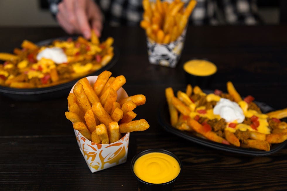 Dish, Food, French fries, Fried food, Fast food, Junk food, Cuisine, Poutine, Side dish, Cheese fries, 