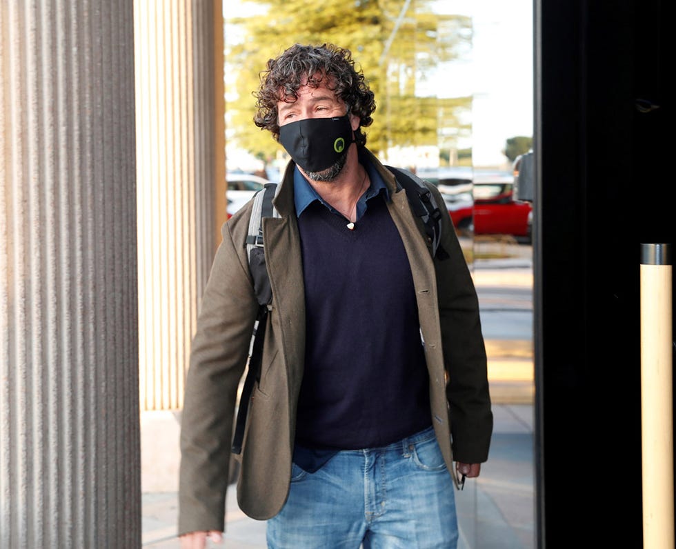 nacho palau a su llegada a los juzgados de pozuelo de alarcón, en madrid, el 19 de octubre de 2020, por el juicio con miguel bosé por la filiación de sus cuatro hijos