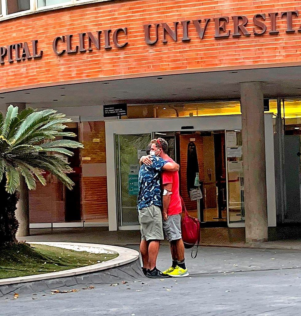 el valenciano abraza a su chico a las puertas de n hospital de valencia