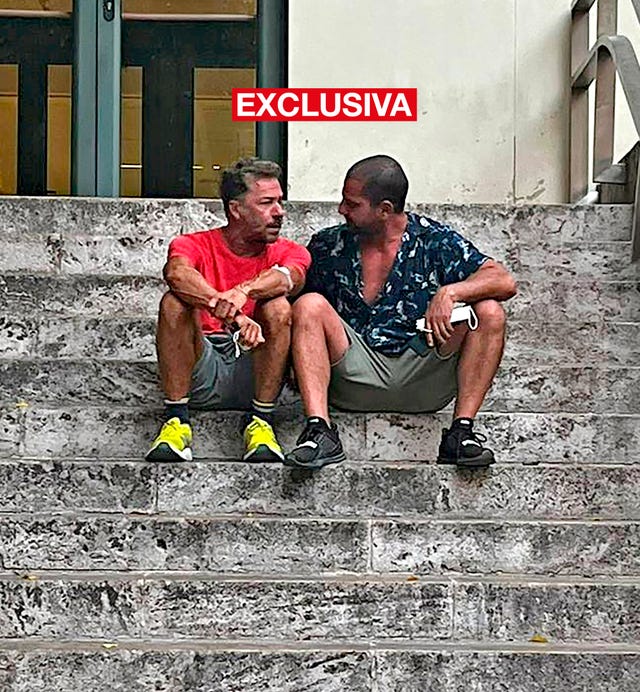 el valenciano y su chico charlan en las escaleras del hospital en el que palau estuvo ingresado