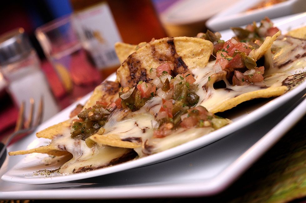 https://hips.hearstapps.com/hmg-prod/images/nachos-queso-mexicanos-caseros-receta-guacamole-horno-vips-restaurantes-esquire-madrid-barcelona-sevilla-cantina-mexicana-1550166781.jpg?crop=1xw:1xh;center,top&resize=980:*