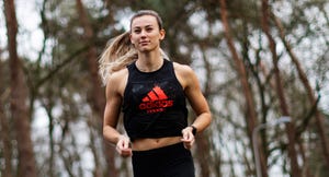 Nadine Visser hardlopen in adidas kleding bos 