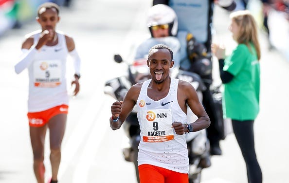 abdi nageeye celebra su victoria en el maratón de róterdam 2022