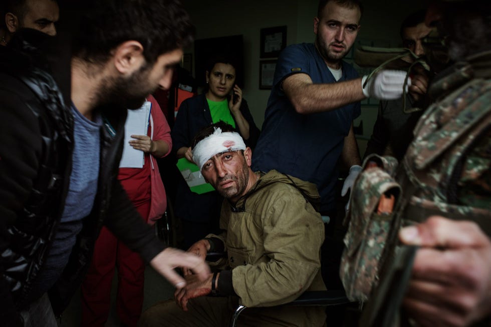 Zorgmedewerkers van het Republikeins Medisch Centrum van Stepanakert verzorgen een gewonde soldaat die in het conflict tussen Armeni en Azerbeidzjan in NagornoKarabach aan Armeense zijde vechtLees meer over de geschiedenis van het conflict in NagornoKarabach